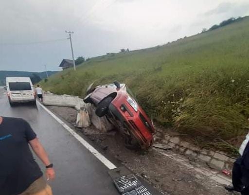 FOTO. Atenție! Drum alunecos la ieșire din Vâlcele, spre Cluj-Napoca. Un șofer s-a autoaccidentat